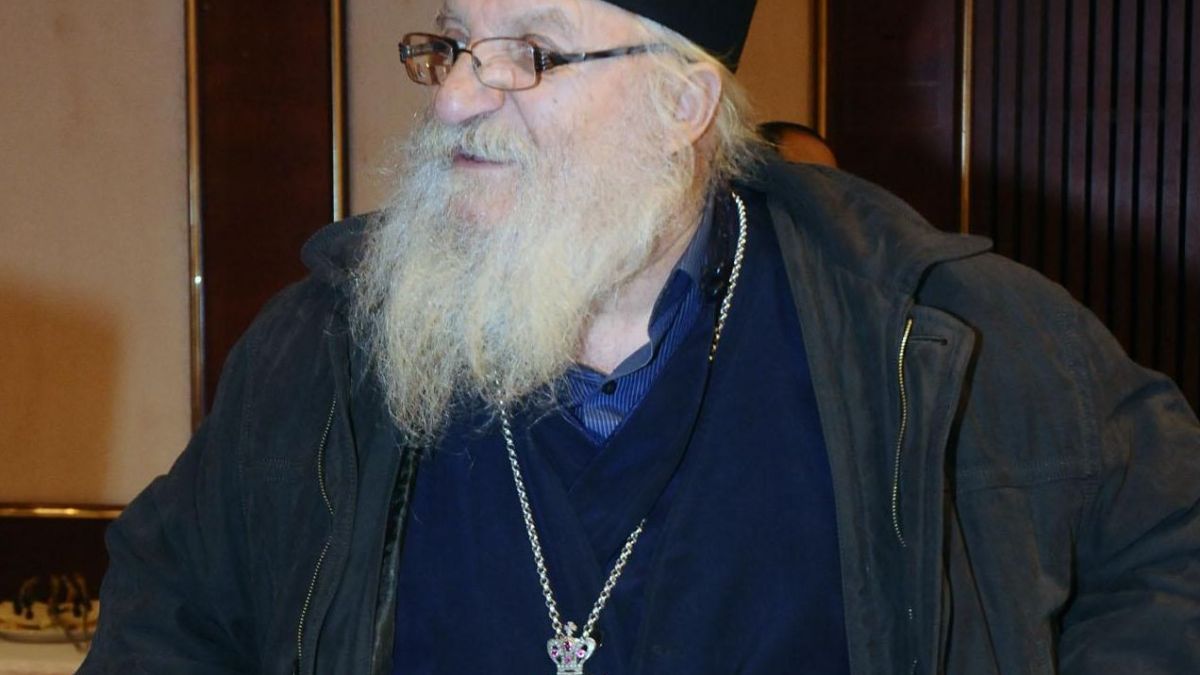 Отец Иван гасне, прикован за леглото