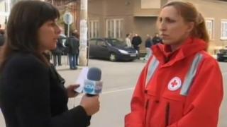 Две дъщери очакват баща си да се върне от взривената фабрика