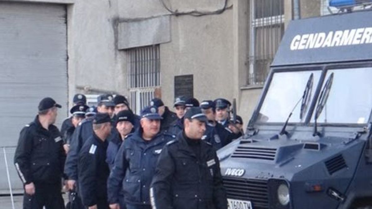 Започна се: Бой между хора на БСП и ГЕРБ пред майки с деца