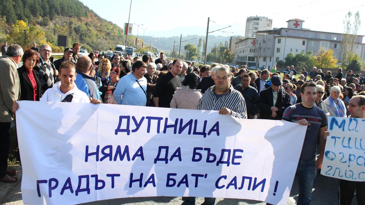 Ямбол, Кюстендил и Габрово не спират бунта срещу нежеланите депутати
