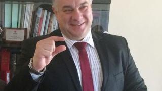 Служебен министър на здравеопазването ще замести уволнения от Борисов Стоил Апостолов!