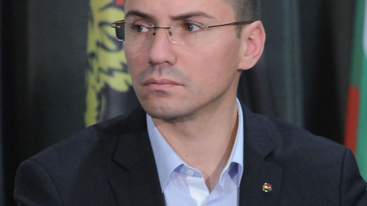 Джамбазки се извини за коментарите си към свои колеги
