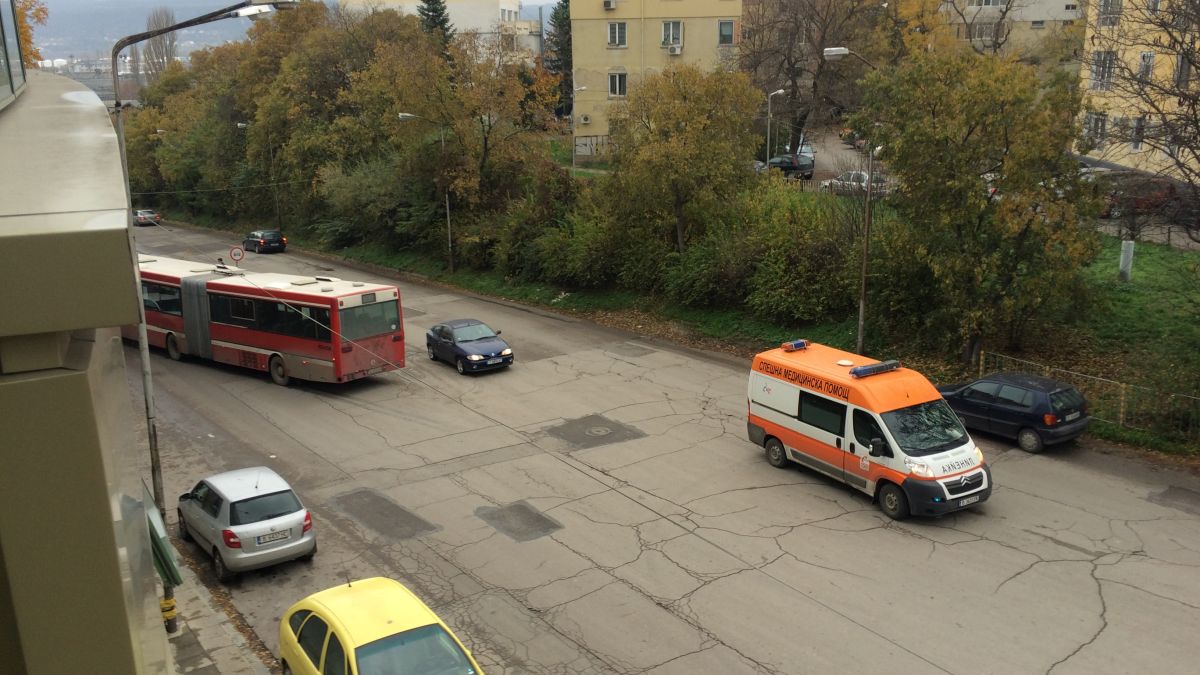 Автобус пoмете пешеходец във Варна! (СНИМКИ)