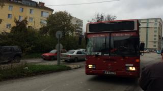 Пешеходец строшил с главата си предното стъкло на автобус