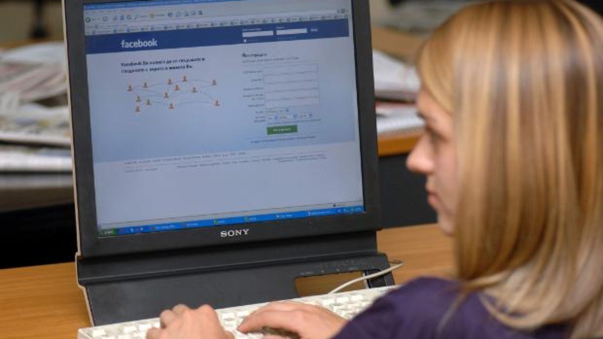 Шефове режат служителите от Фейсбук