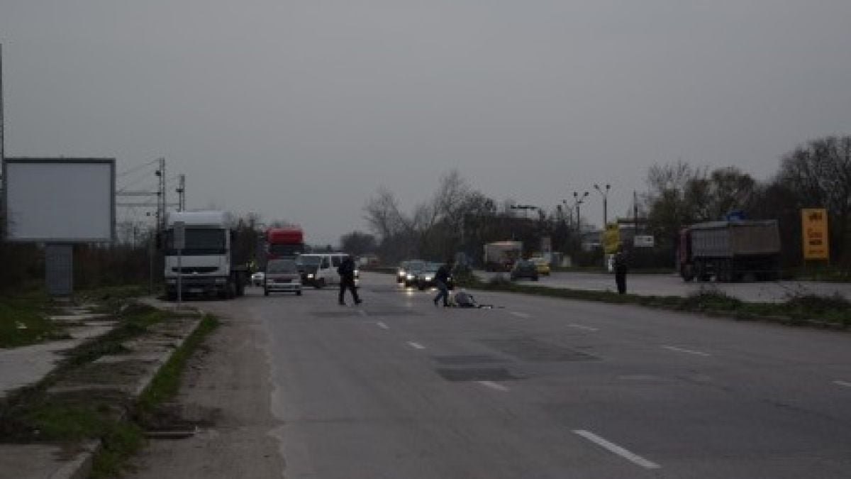 Чували с дрехи се изсипаха от бус на пътя, шофьори свиха част от стоката (СНИМКИ)