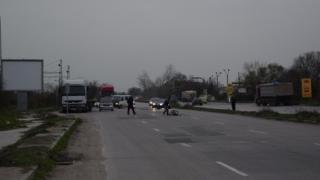 Чували с дрехи се изсипаха от бус на пътя, шофьори свиха част от стоката (СНИМКИ)