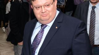 Цацаров погна 2 прокурорки, които в работно време отишли на кръчма и си поръчали и консумирали ракии, уиски и 2 бири за капак 