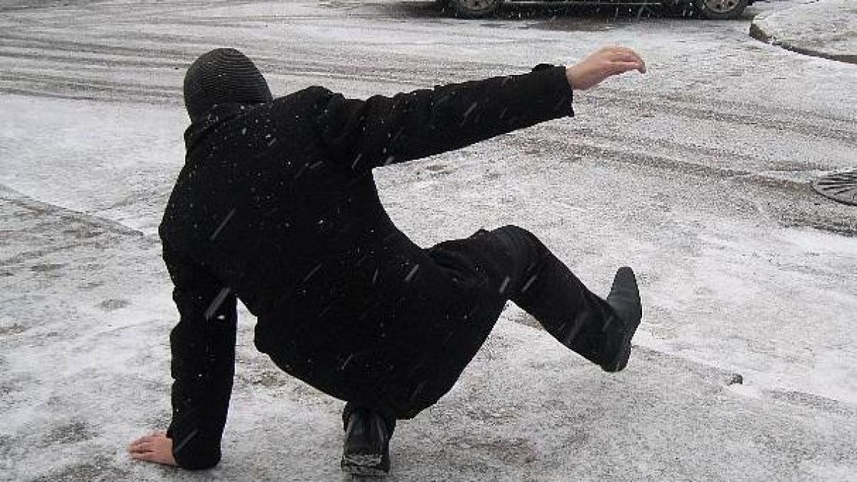 Полицай се потроши в поледицата 