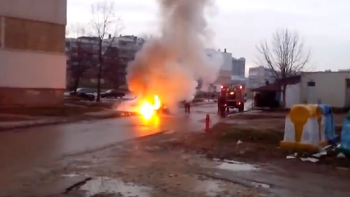 Ето как кола изгоря като факла във Враца (ВИДЕО)