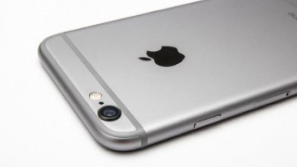 Apple вдигна цената на iPhone в Русия заради рублата 