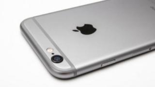 Apple вдигна цената на iPhone в Русия заради рублата 