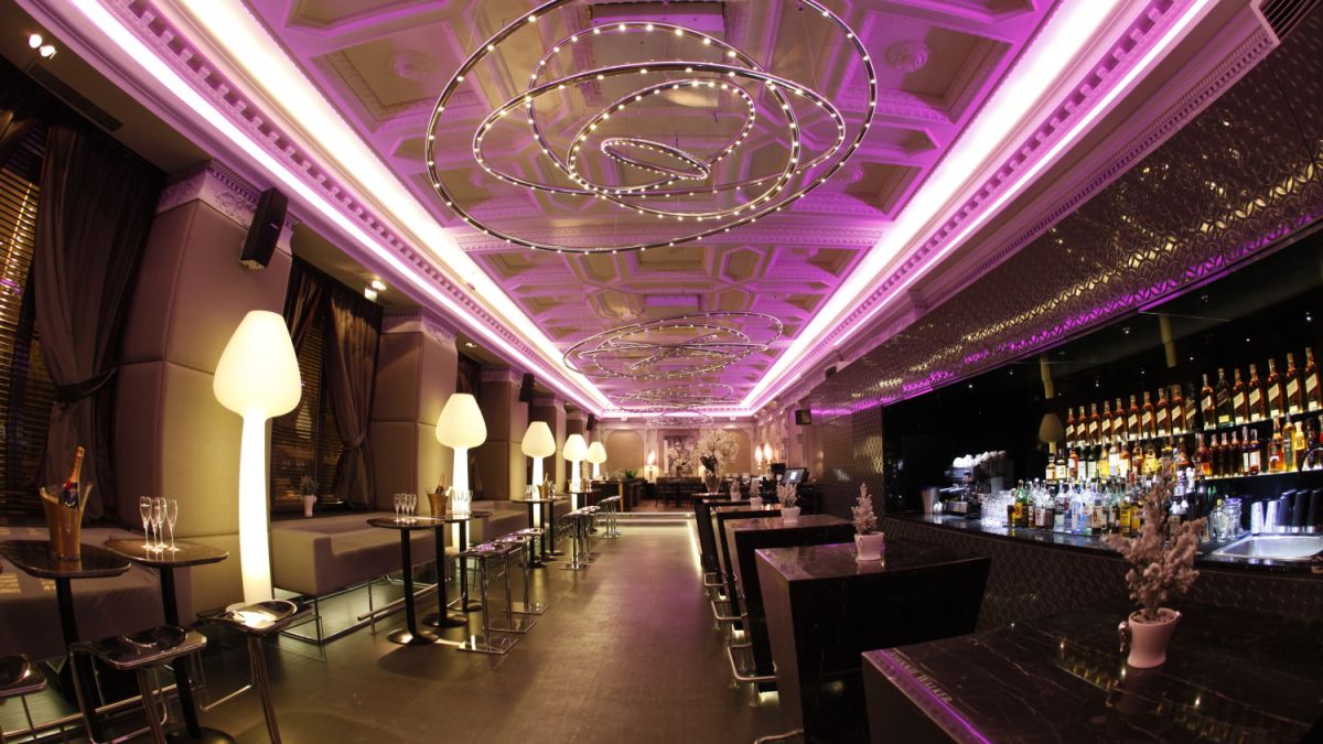 Opera café – мястото, където полилеите танцуват