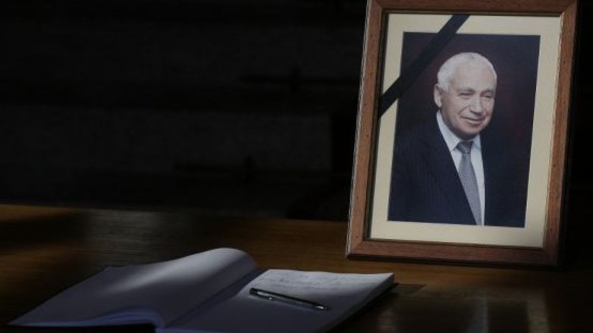 Свърши книгата за съболезнования за Желю Желев, сложиха втора 