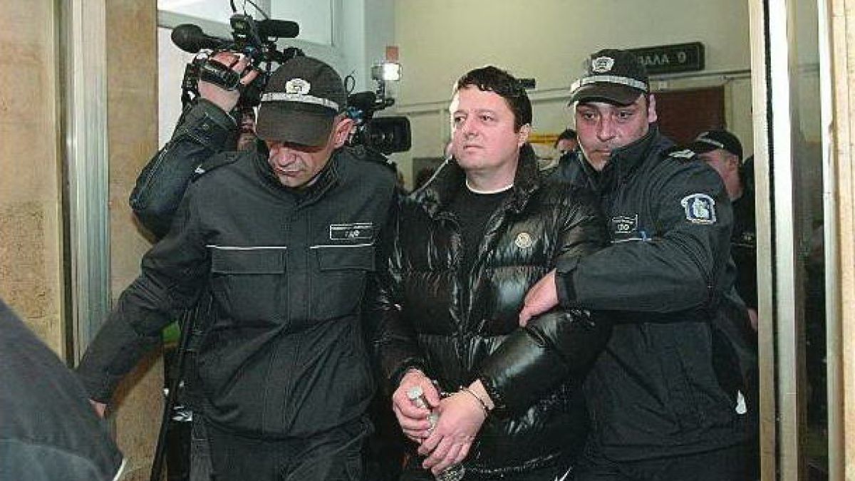 Само в БЛИЦ! Скандално приятелство между убиец и полицай може да осигури победа на мафията! 