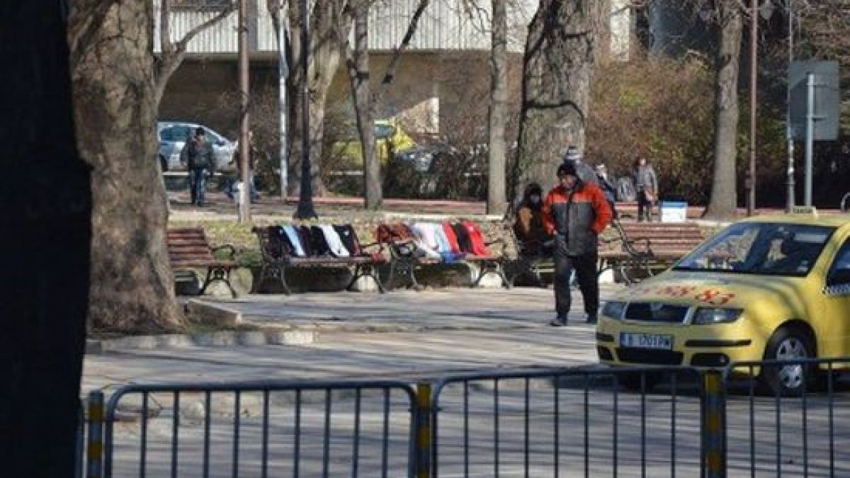 Жена продава дрехите си на улицата за 30 стотинки, за да си купи хляб