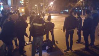 Първо в БЛИЦ: „Мерцедес“ размаза моторист във Варна и избяга! (СНИМКИ)