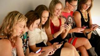 Изискване: Смартфоните да се продават с предупреждение за вредност 