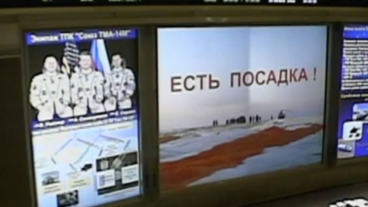 "Союз" с тримата космонавти се приземи в Казахстан 