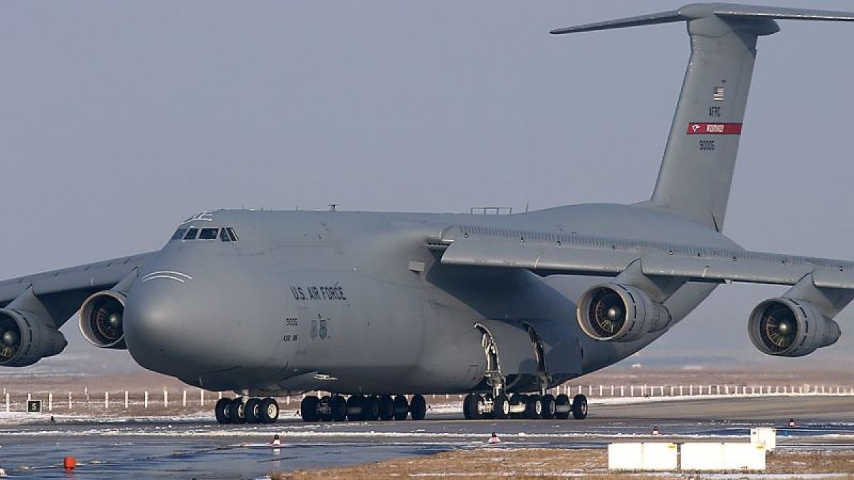 4 април: Преди 40 г. тежко катастрофира американски самолет С-5 с 247 виетнамски сираци