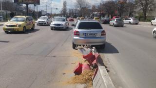 Първо в БЛИЦ: "Ауди" кацна върху мантинела, за да избегне челен удар (СНИМКИ)