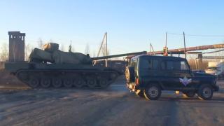 Танковата гордост на Русия отказа да потегли (ВИДЕО)