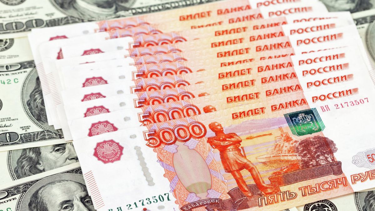 Паника на пазара заради скока на рублата