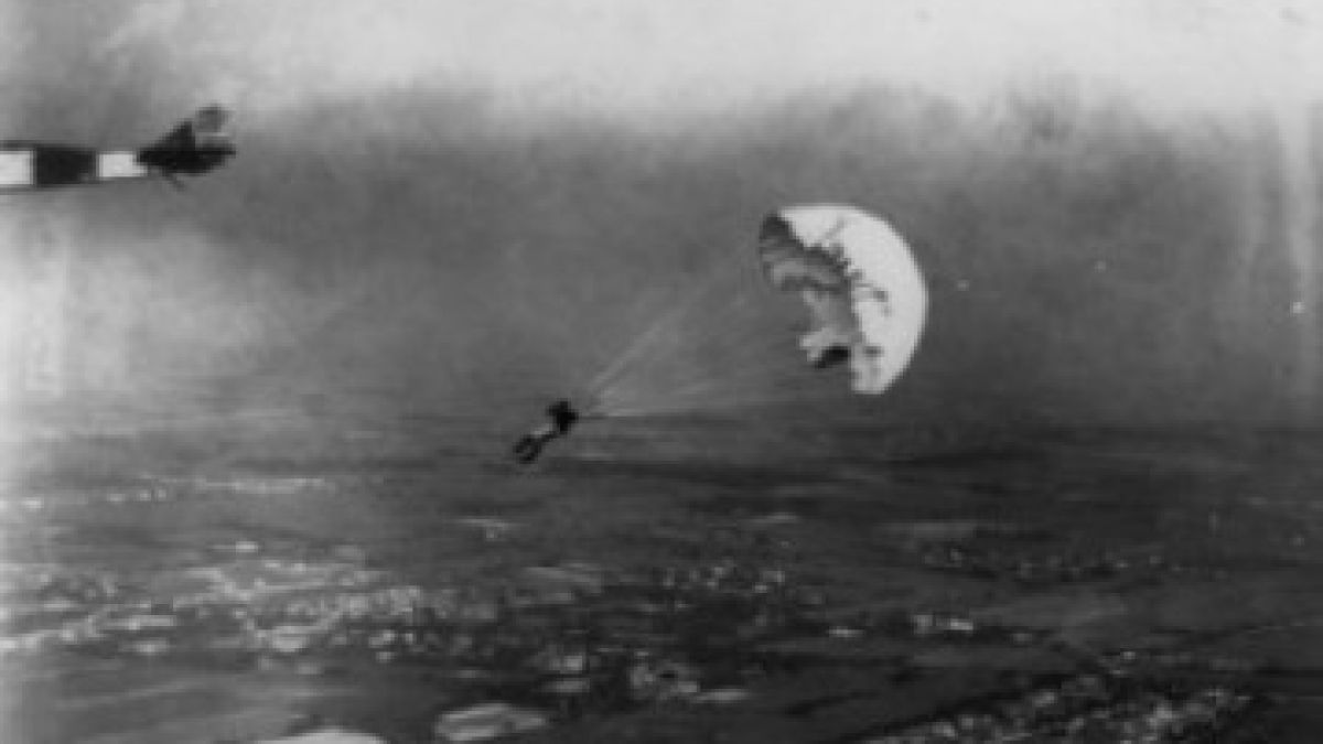 19.4.1919 г.: Лесли Ървин изпълнява първия преднамерен скок с парашут от самолет