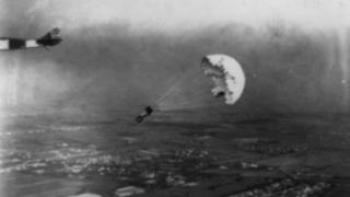 19.4.1919 г.: Лесли Ървин изпълнява първия преднамерен скок с парашут от самолет