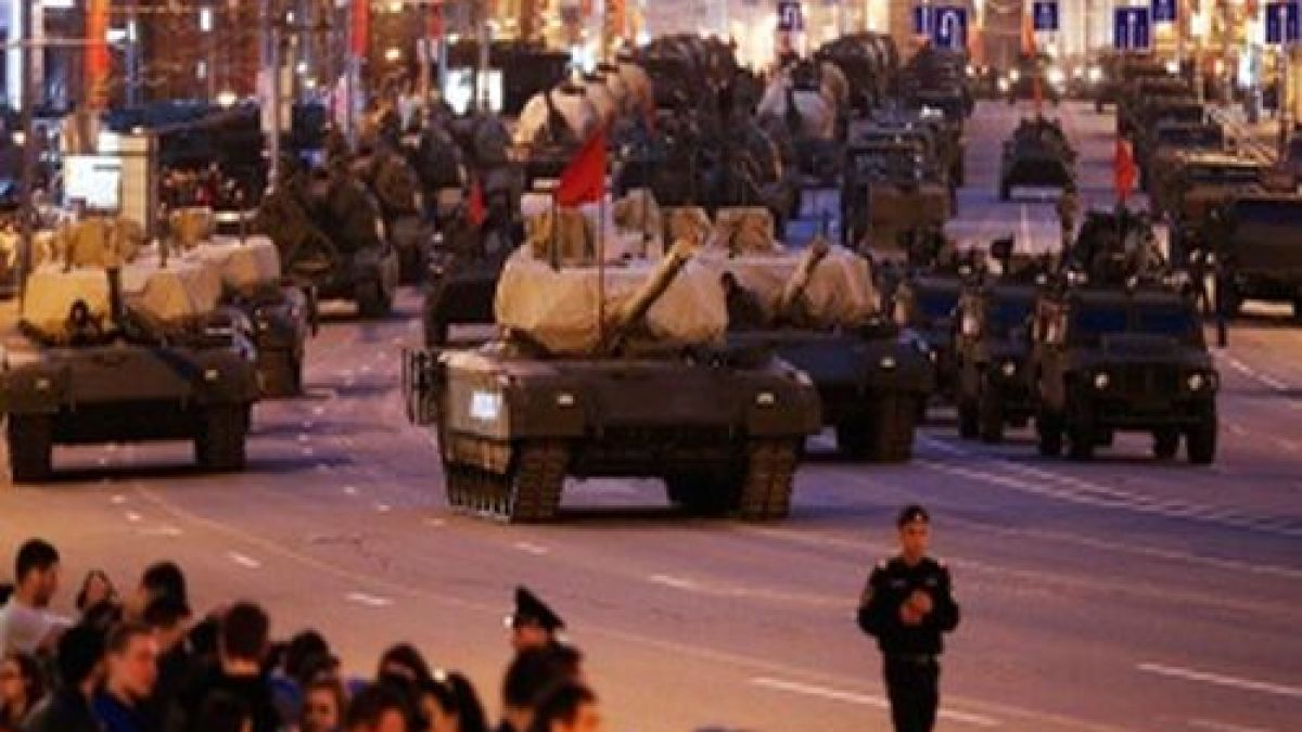 Танкът „Армата” премина за първи път по Червения площад (ВИДЕО)