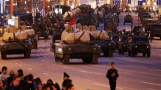 Танкът „Армата” премина за първи път по Червения площад (ВИДЕО)