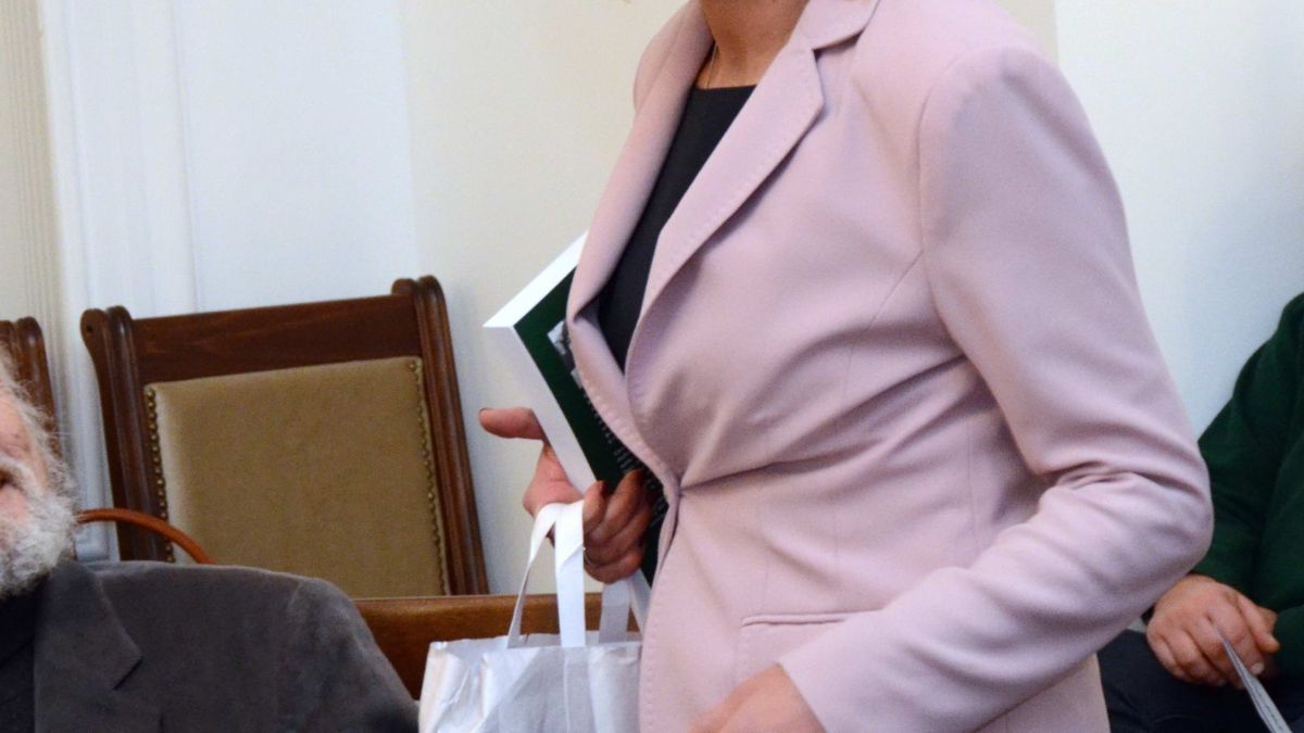 Манолова спази традицията! Почерпи депутатите с 9 щайги с... (СНИМКИ)