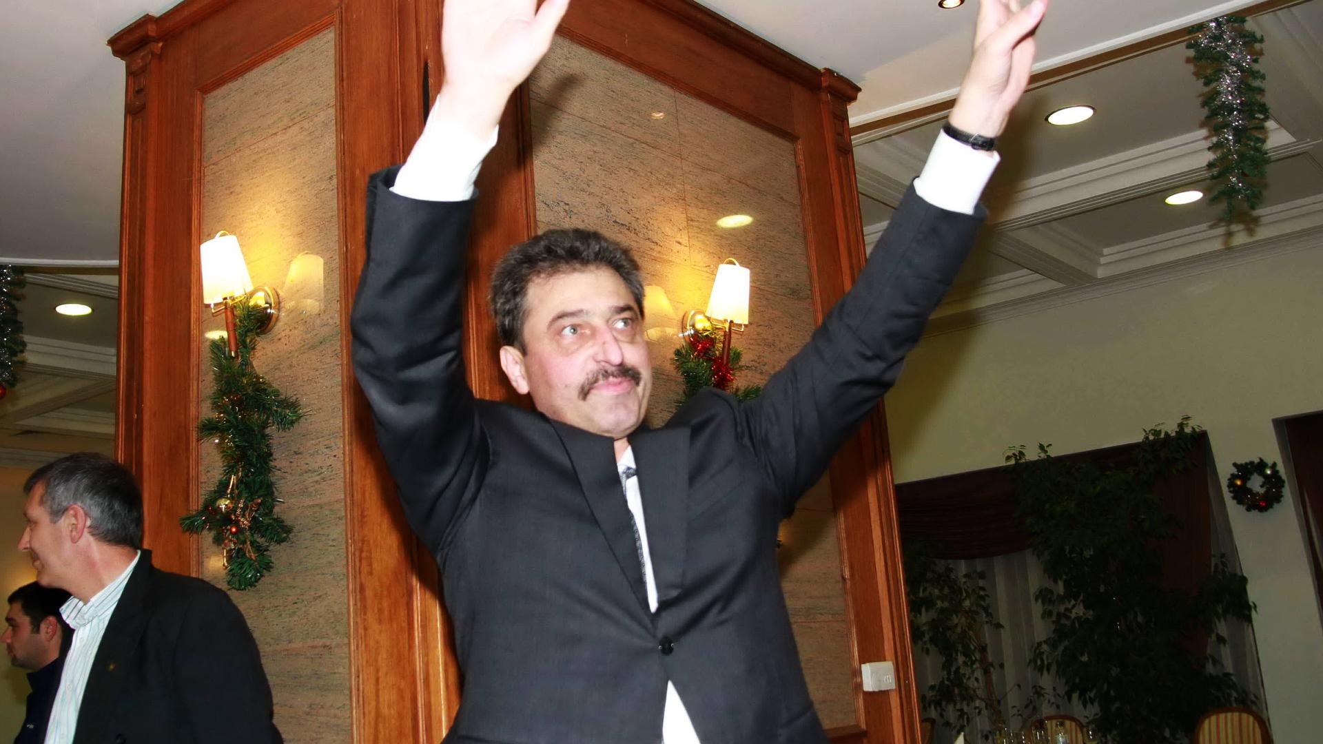 Галоните с уиски качиха Цветан Василев на нов балон! Банкерът беглец се размечта да е американски гражданин, защо не и... конгресмен!