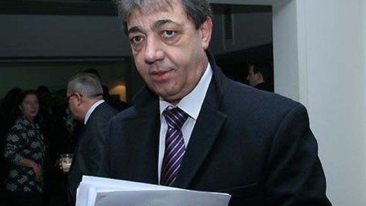 Вили Лилков гласува и нахока здраво...