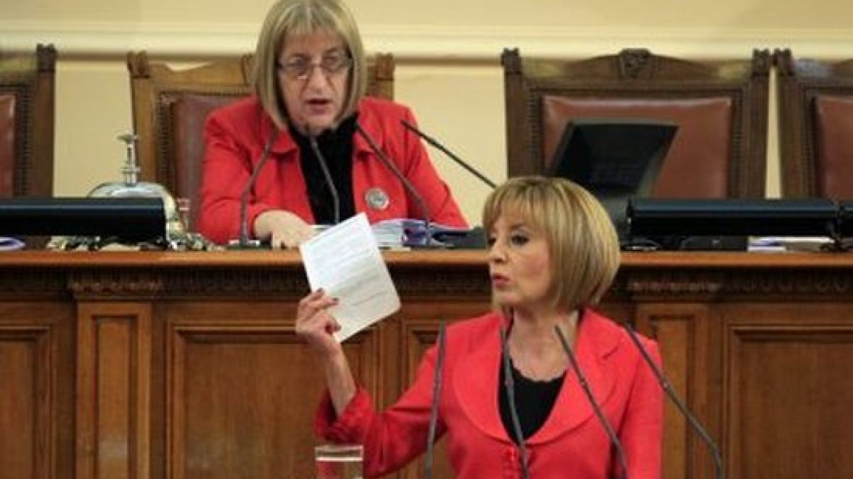 Мая Манолова и Цецка Цачева се хванаха за гушите