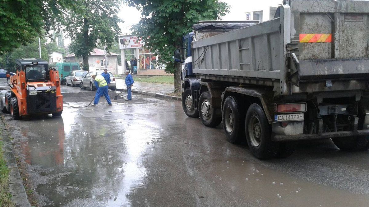 В София полагат асфалт и в локвите! (СНИМКИ)