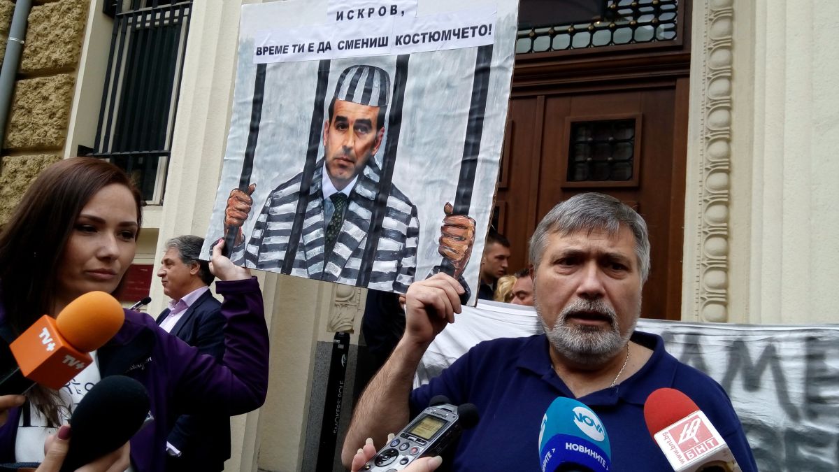 Рехав протест пред КТБ (СНИМКИ)