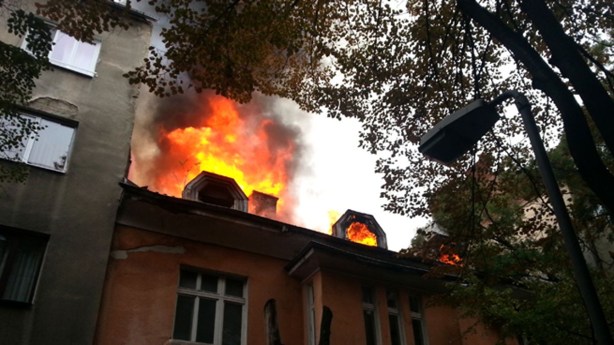 Първо в БЛИЦ: Мъж бере душа след пожар до Халите 