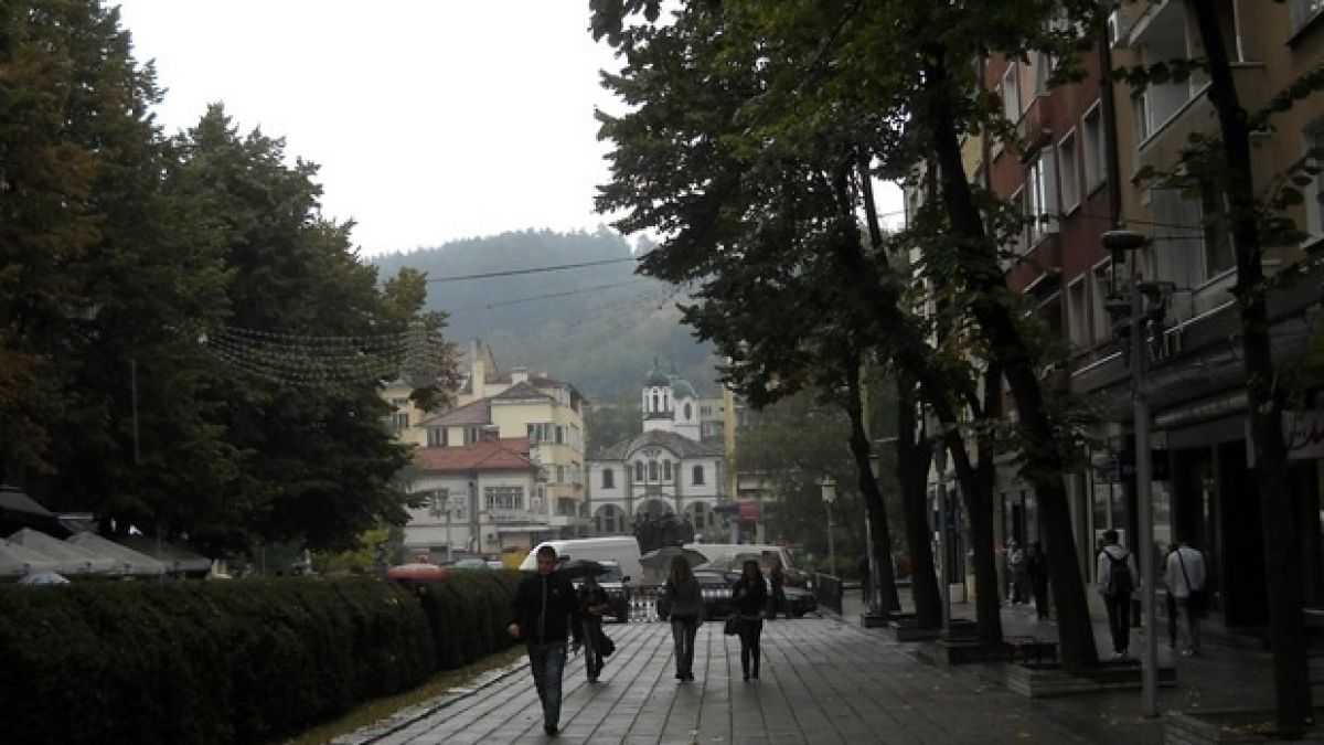 Времето ще бъде хладно, на места ще вали 