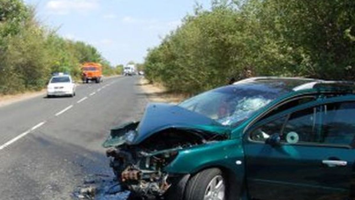 Двама в болница след челен сблъсък на пътя