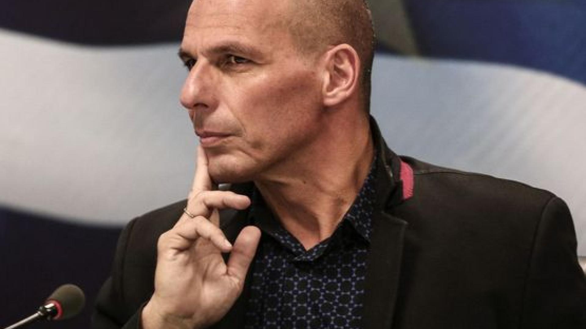 Разбиха физиономията на Янис Варуфакис, влезе в болница