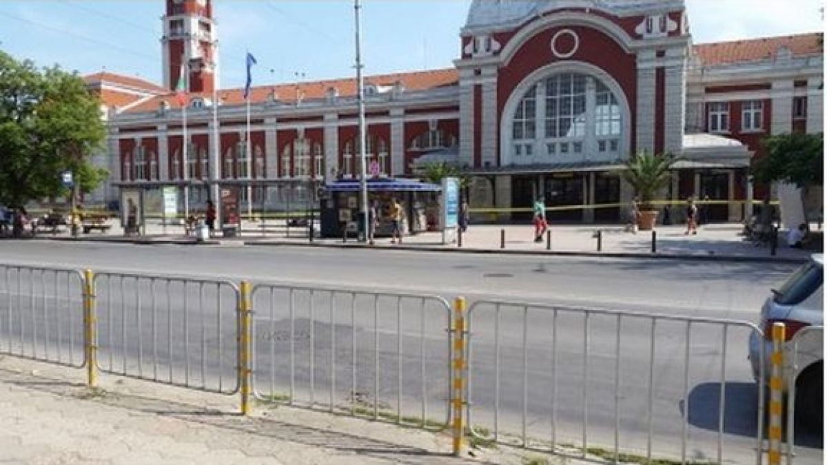 Извънредно: Отцепиха ЖП-гарата във Варна