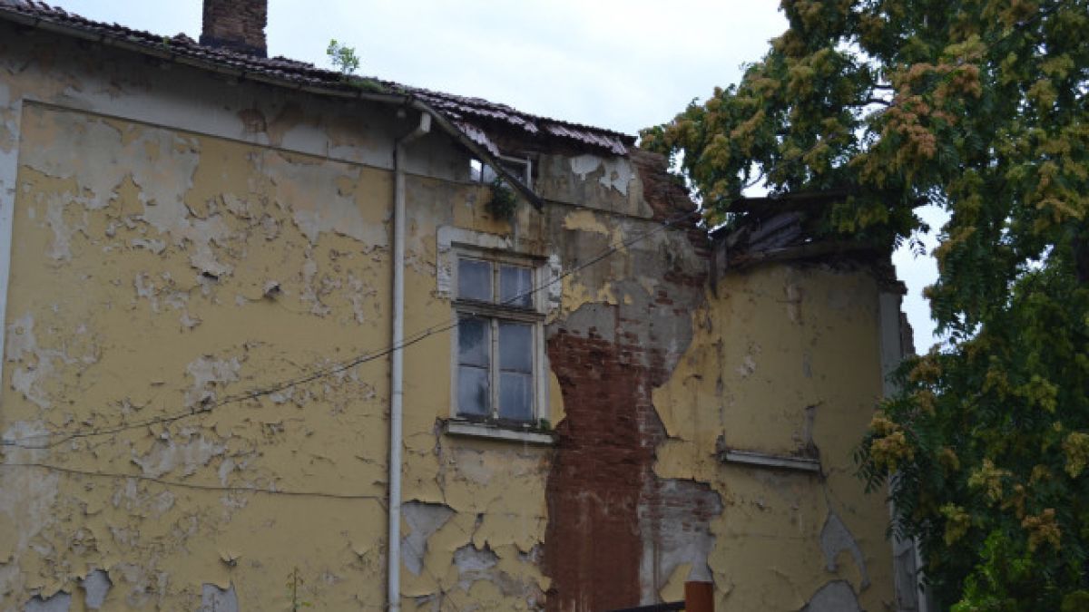 Рухна покривът на старинна сграда в Ловеч