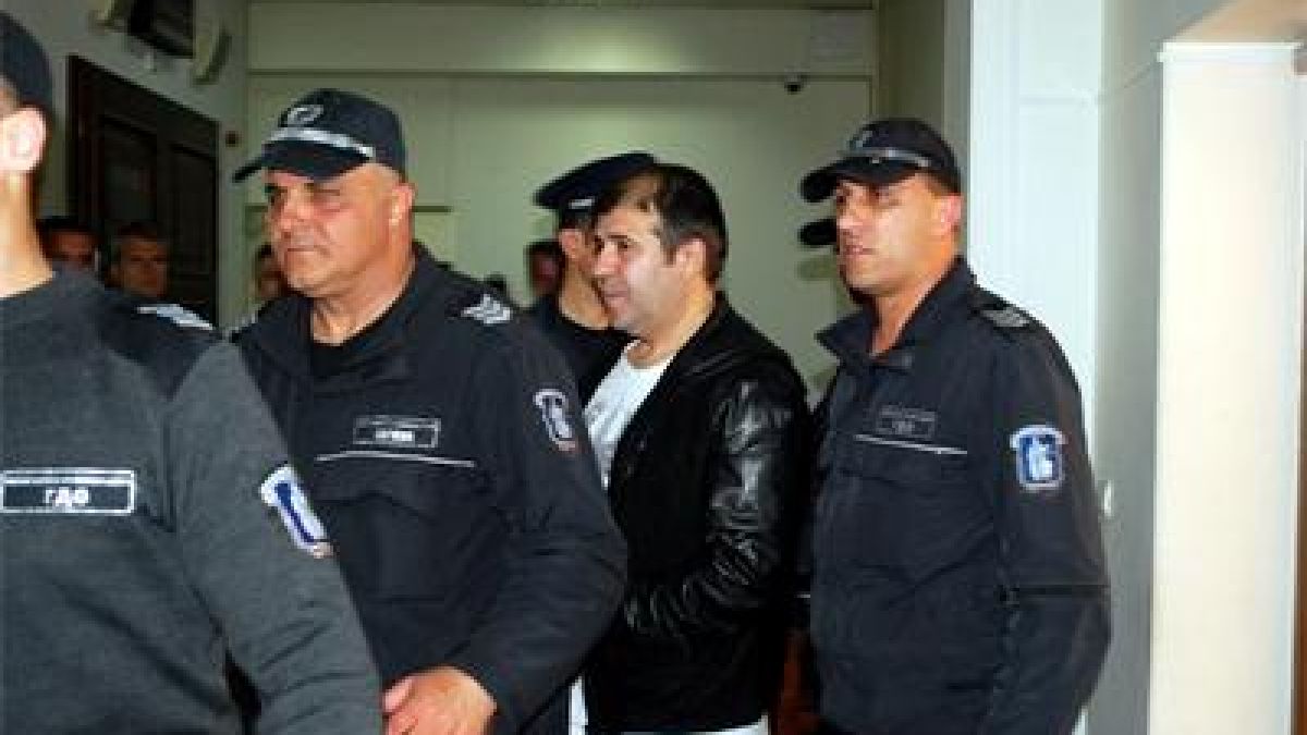 Къци Маймуната остава в ареста