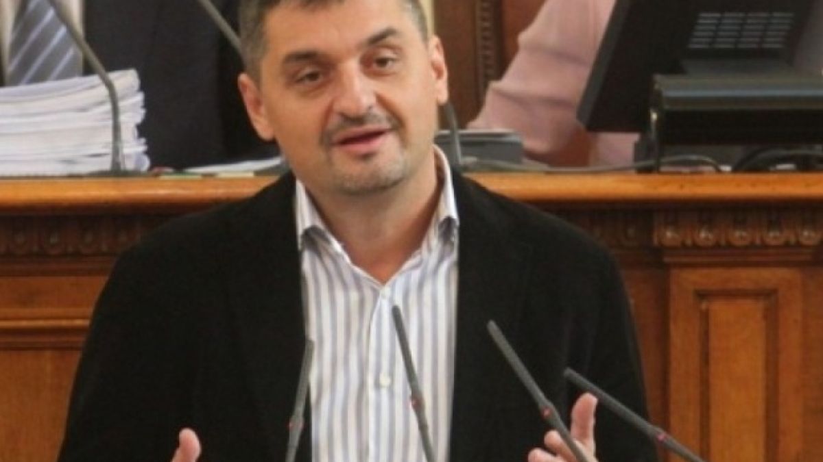 Кирил Добрев: 4-ма полицаи, 4 различни униформи, а коя е официалната?