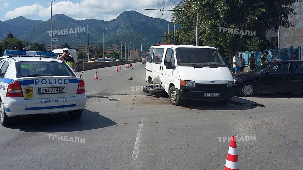 Меле между бус и мотор във Враца, рокерът бере душа 