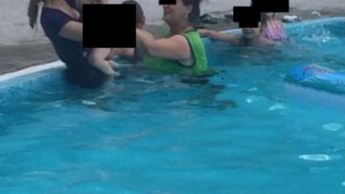 Възмутена варненка: Защо тази хора влизат в басейна с дрехите!