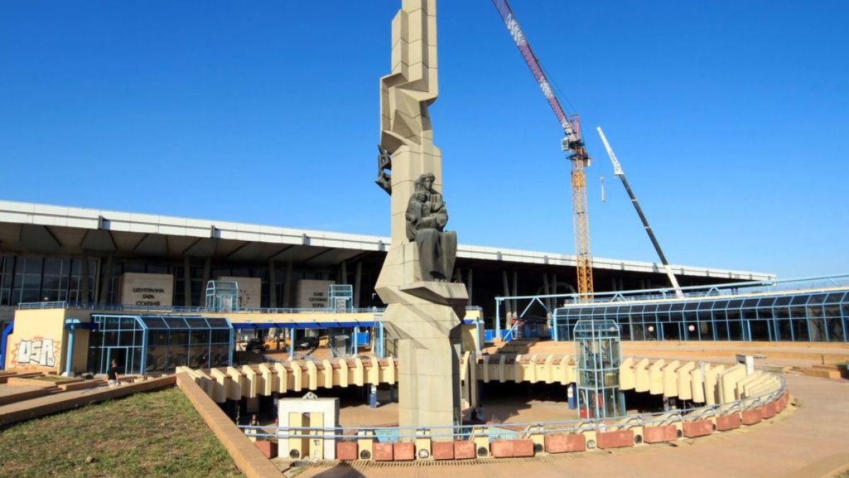 Ротондата пред Централна гара става артзона с магазинчета