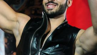 Фики стана полиглот! След като покори България с английски, ромският славей реши да пропее и на...