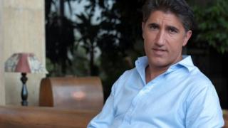 Жененият Башар Рахал на калъп с татуирана хубавица